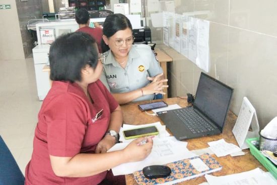 550 Info B Petugas Jasa Raharja melakukan kunjungan kepada Keluarga korban kecelakaan